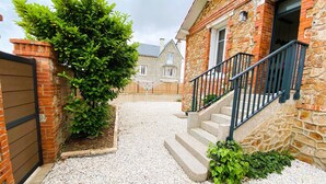 A stone building with a gravel driveway leading to a staircase. - CHEZ MIMI - Holiday home (Jard-sur-Mer)