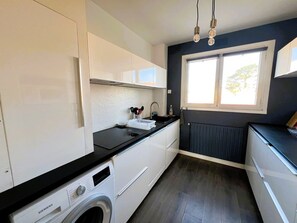 Geladeira, micro-ondas, fogão, cooktop