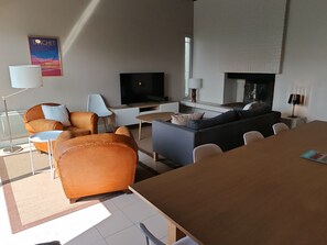 TV, fireplace - Tanchet Beach House - face mer (Les Sables-d´Olonne)
