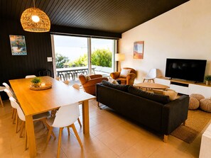 TV, fireplace