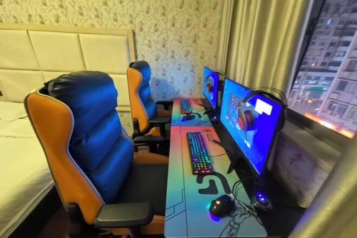 Een game-opstelling met twee stoelen, een bureau, een toetsenbord, een muis en een monitor.