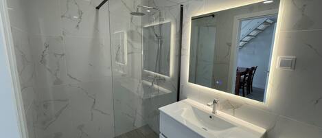 Serviettes fournies, papier toilette