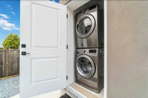 Property grounds - Charming 2 BR Lane way home (Vancouver)