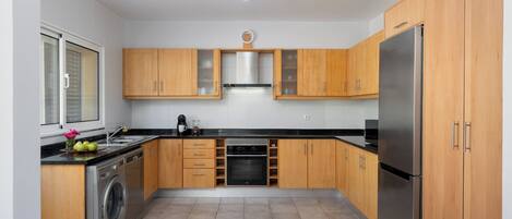 Réfrigérateur, four à micro-ondes, un four, surface de cuisson