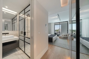 Dusj, hårføner og håndklær