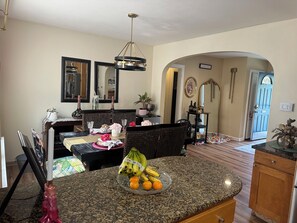 Dining - Charming 2-bedroom house with AC, WiFi in awesome Kalamazoo (Kalamazoo)