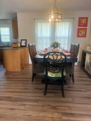 Dining - Charming 2-bedroom house with AC, WiFi in awesome Kalamazoo (Kalamazoo)