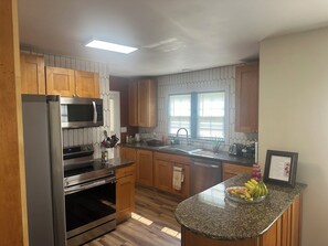 Private kitchen - Charming 2-bedroom house with AC, WiFi in awesome Kalamazoo (Kalamazoo)