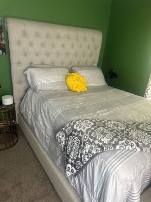 2 bedrooms, iron/ironing board, WiFi, bed sheets - Charming 2-bedroom house with AC, WiFi in awesome Kalamazoo (Kalamazoo)
