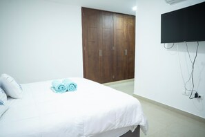 2 habitaciones, tabla de planchar con plancha y ropa de cama