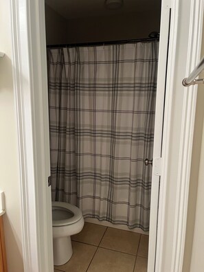 Douche, sèche-cheveux, serviettes fournies, savon