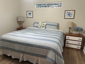 2 bedrooms, iron/ironing board, free WiFi, bed sheets - Charming 2-bedroom house w patio, outdoor shower, fire pit, in St. Simons Island (St. Simons Island)