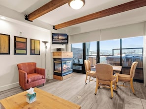 Apartment, 2 Schlafzimmer | Wohnbereich | Kamin