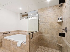 Apartamento de lujo | Baño | Secador de pelo, toallas, jabón y champú