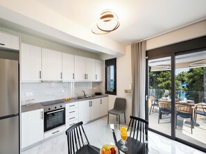 Deluxe Duplex, Sea View | Private kitchen | Electric kettle - N&G Deluxe Maisonette (Lefkada)