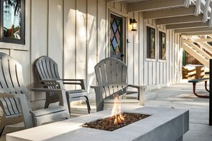 Terrace/patio - Timber Wolf Tavern (Big Bear Lake)