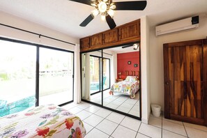 2 chambres, coffres-forts dans les chambres, fer et planche à repasser