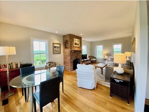 Smart TV, fireplace, table tennis, books - 4-bedroom house in Madequecham with AC, WiFi, Heated Pool + 10 min walk to Beach (Nantucket)