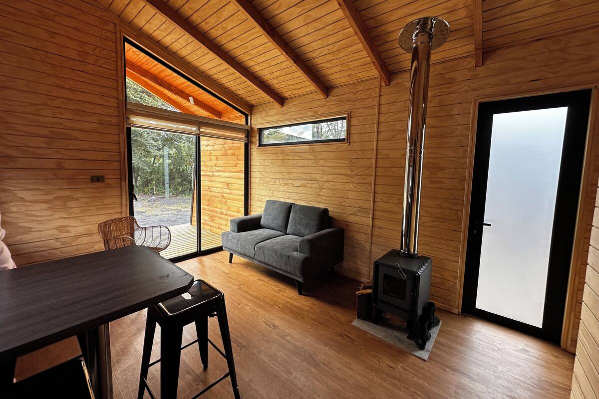 Cabin dành cho gia đình, 2 phòng ngủ, sân hiên, quang cảnh sân vườn | Khu phòng khách | Lò sưởi