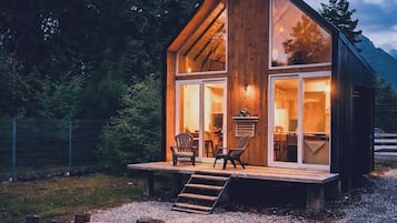 Cabaña familiar, 2 habitaciones, cocina básica, vistas al complejo turístico | Zona de estar | Una chimenea