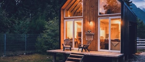 Family Cabin, 2 Bedrooms, Kitchenette, Resort View | Living area