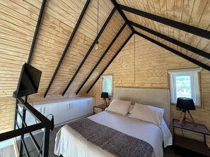 Familiehytte, 2 soverom, tekjøkken, bakgårdsutsikt | Individuelt dekorert, individuelt innredet og skrivebord for bærbar PC