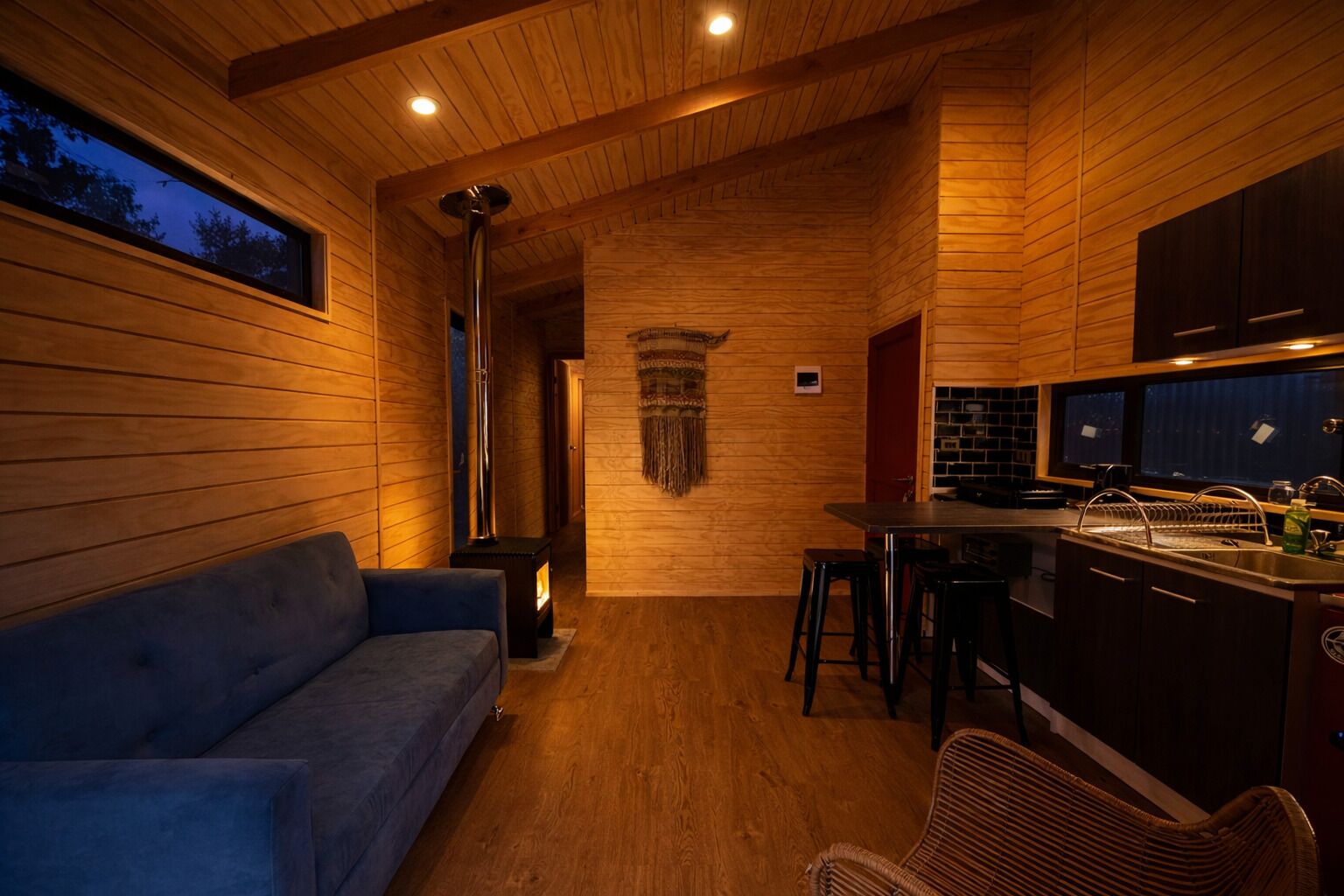 Cabaña familiar, 2 habitaciones, cocina básica, vistas a la montaña | Zona de estar | Una chimenea