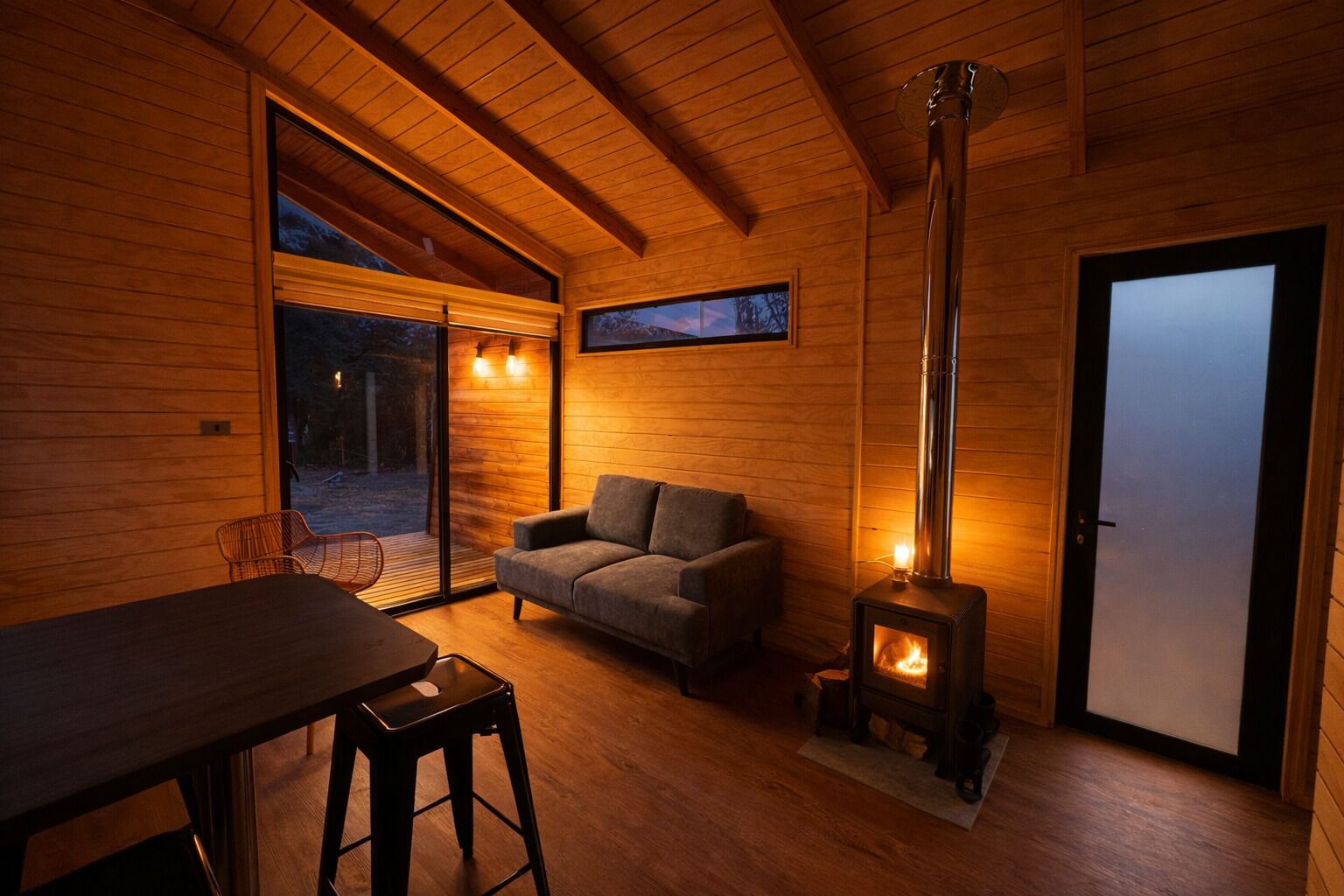 Cabana familiar, 2 dormitoris, cuina bàsica, vistes al jardí | Sala d'estar | Llar de foc 