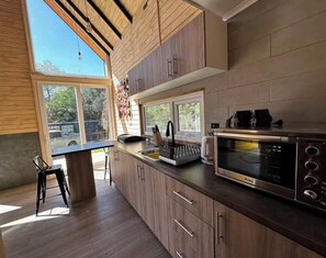 Cabaña familiar, 2 habitaciones, cocineta, vista al patio | Cocineta privada | Tetera eléctrica 
