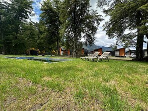 Utendørsbasseng og solsenger