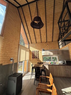 Cabaña familiar, 2 habitaciones, cocineta, vista al patio | Decoración personalizada y muebles diferentes 
