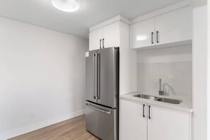 Kjøleskap, mikrobølgeovn, ovn og kokeplater