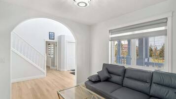 Een televisie, een open haard en een kantoor