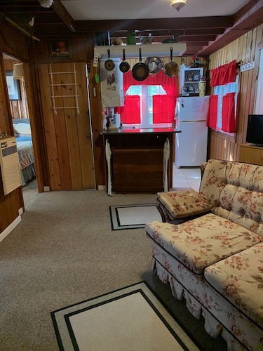 Lake Huron access wooded 2-bedroom cottage with WiFi in charming Oscoda