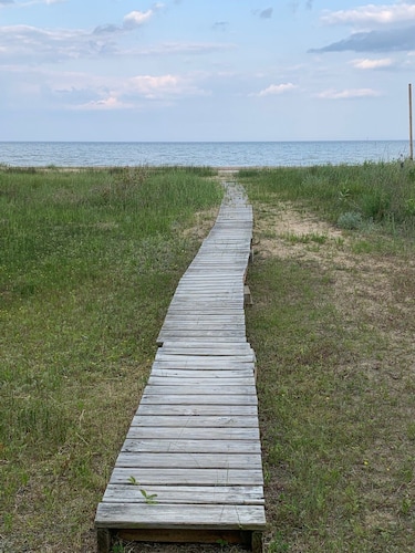 Lake Huron access wooded 2-bedroom cottage with WiFi in charming Oscoda