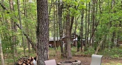 Lake Huron access wooded 2-bedroom cottage with WiFi in charming Oscoda