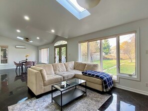 Villa ejecutiva, vista al jardín | Área de sala de estar