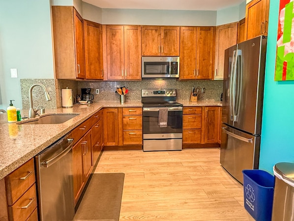 Kühlschrank, Mikrowelle, Ofen, Herdplatte