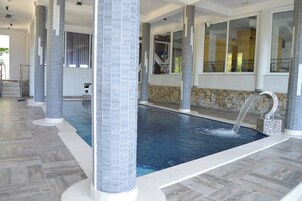 Una piscina techada