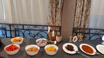 Sudah termasuk sarapan prasmanan setiap hari