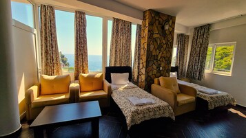 Habitación básica con 2 camas individuales, balcón | Escritorio y wifi gratis