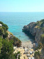 Playa privada, arena blanca y bar en la playa
