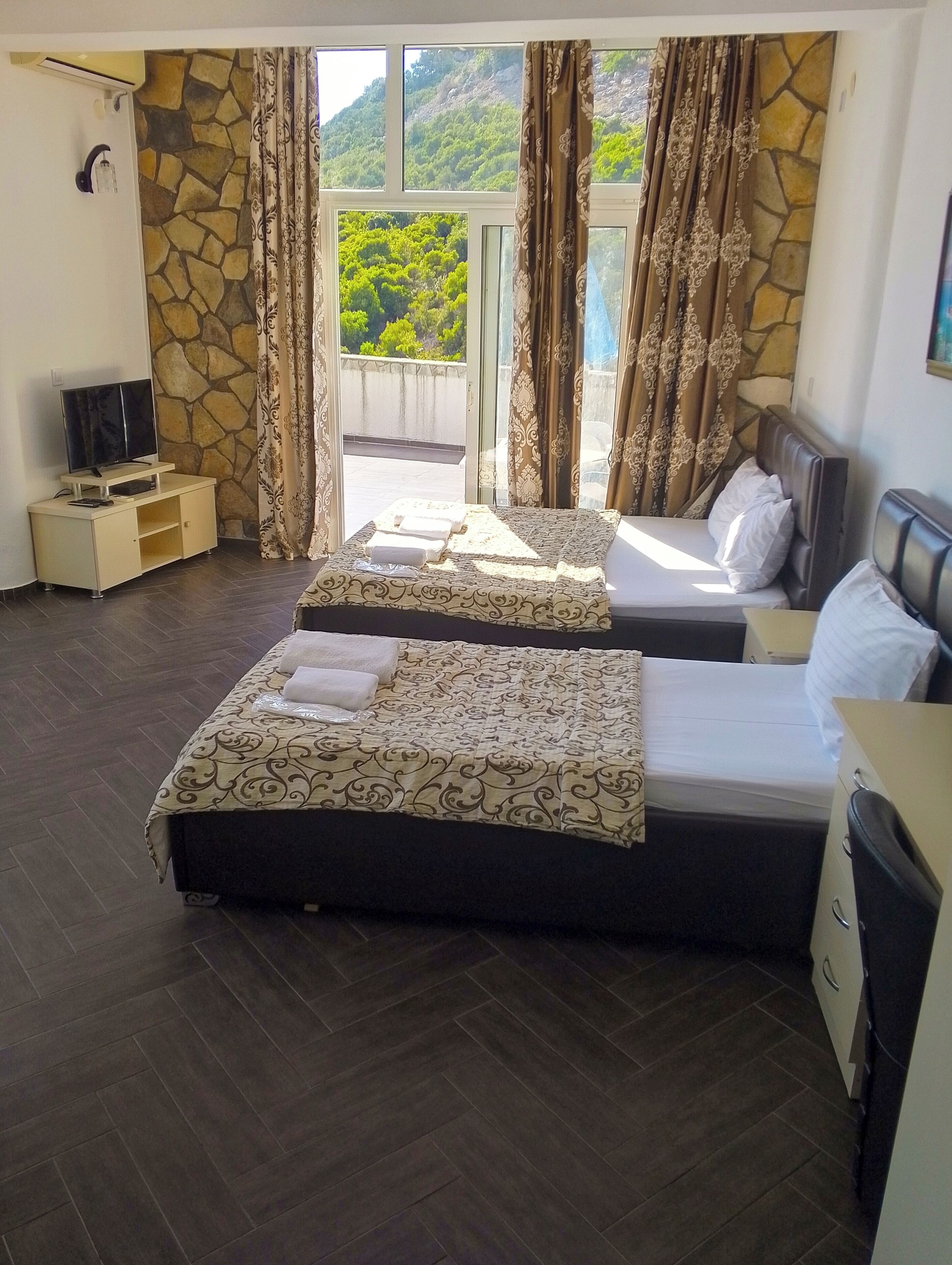 Basic Twin Room, Balcony | Desk, free WiFi