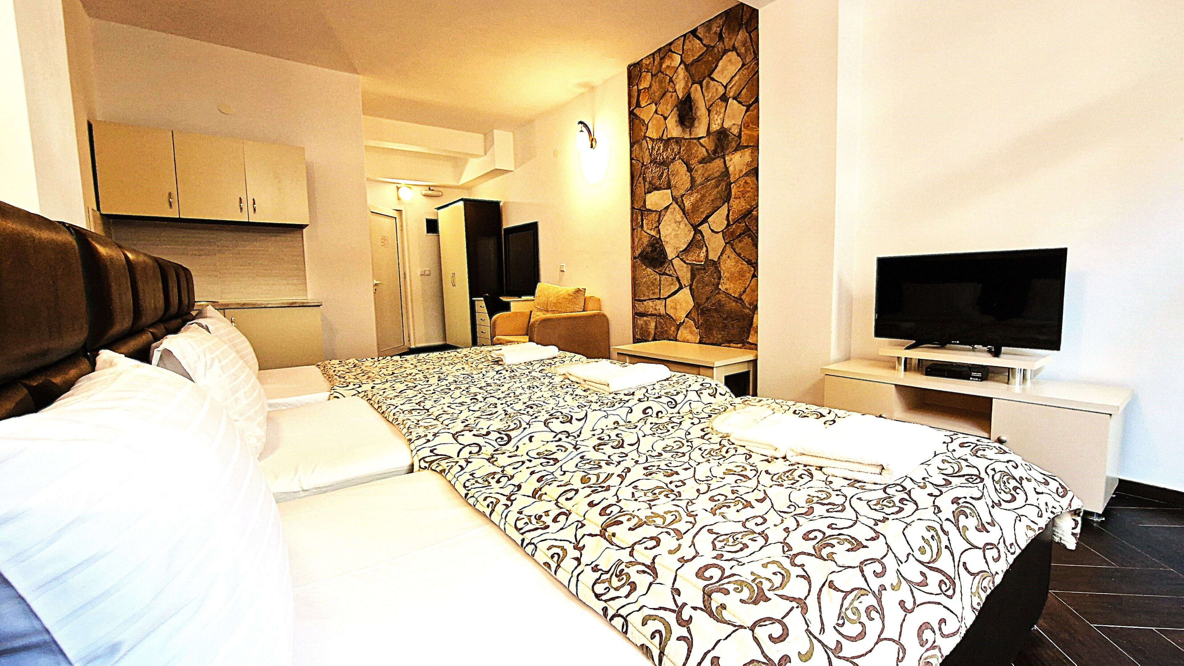 Family Studio Suite, Balcony | Desk, free WiFi