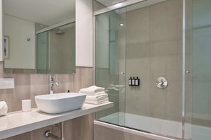 Apartment, 2 Bedrooms, Sea View | Bilik Mandi | Gabungan pancuran/tab mandi, kelengkapan dandanan diri percuma, sabun 