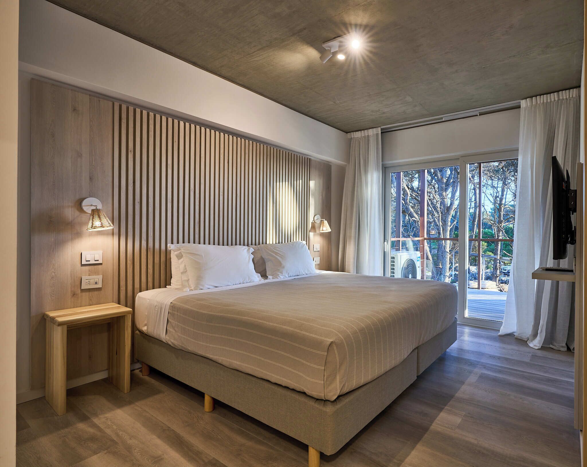 Apartemen, 2 kamar tidur | Didekorasi berbeda-beda, meja kerja, dan ruang kerja ramah laptop