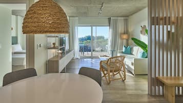Leilighet, 2 soverom, sjøutsikt | Oppholdsområde