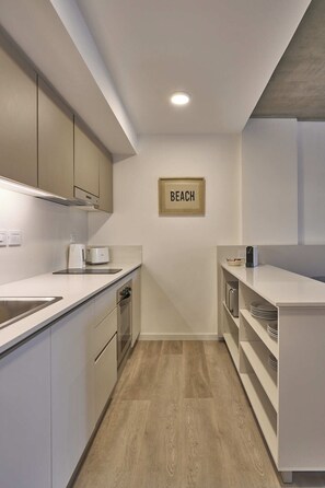 Premium appartement | Privékeuken | Een koelkast, een magnetron, een oven, een kookplaat