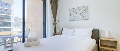 Caja de seguridad en la habitación y tabla de planchar con plancha