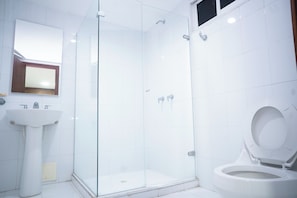 Douche, sèche-cheveux, serviettes fournies, savon